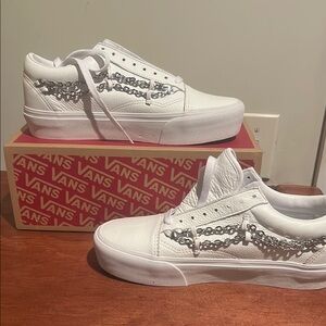 Vans Women's White vans Sneakers with Chain Detail